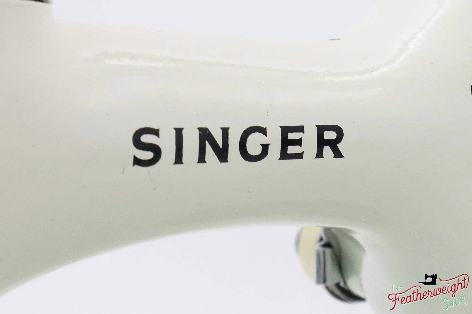 Singer Featherweight 221 Sewing Machine, WHITE - EV98939*