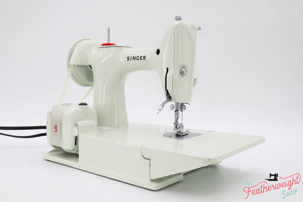 Singer Featherweight 221 Sewing Machine, WHITE FA206***